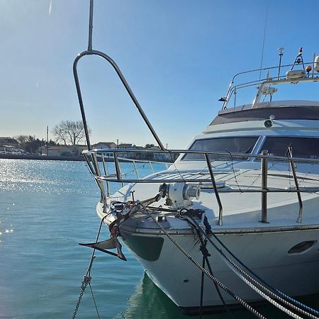 Nuit Insolite Bateau A Quai - Port Saint Louis Du Rhone المظهر الخارجي الصورة