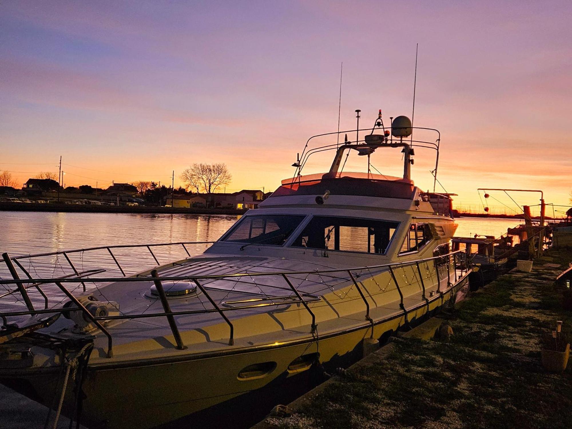 Nuit Insolite Bateau A Quai - Port Saint Louis Du Rhone المظهر الخارجي الصورة