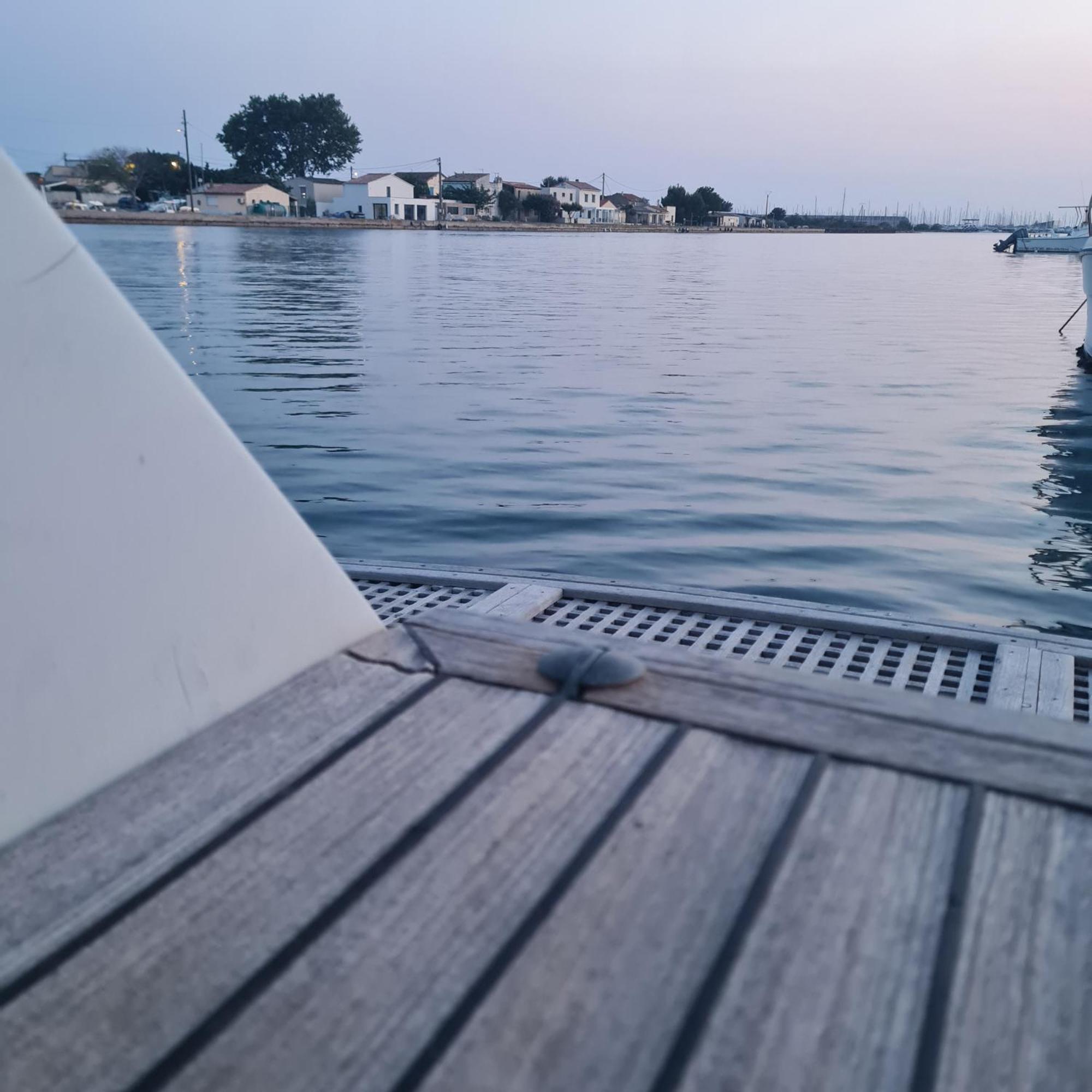 Nuit Insolite Bateau A Quai - Port Saint Louis Du Rhone المظهر الخارجي الصورة